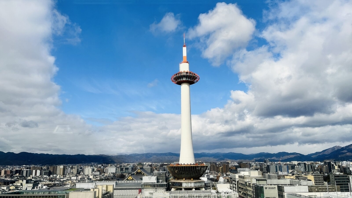 空中径路から撮影した、同じ高さで向かい合う京都タワーと京都の街並み