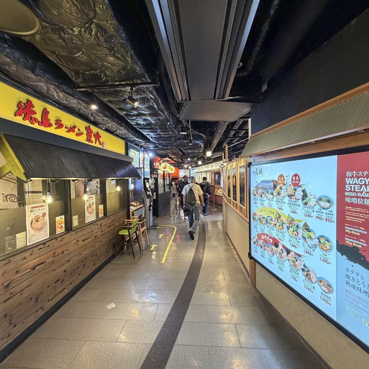 ラーメン店が並ぶ京都拉麺小路の通路