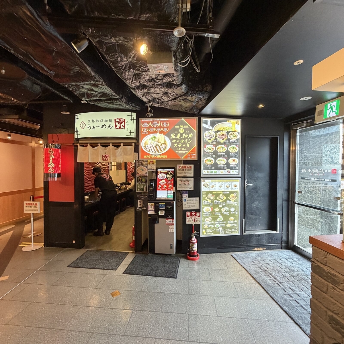 京都拉麺小路の端にあるラーメン店と大階段への出口