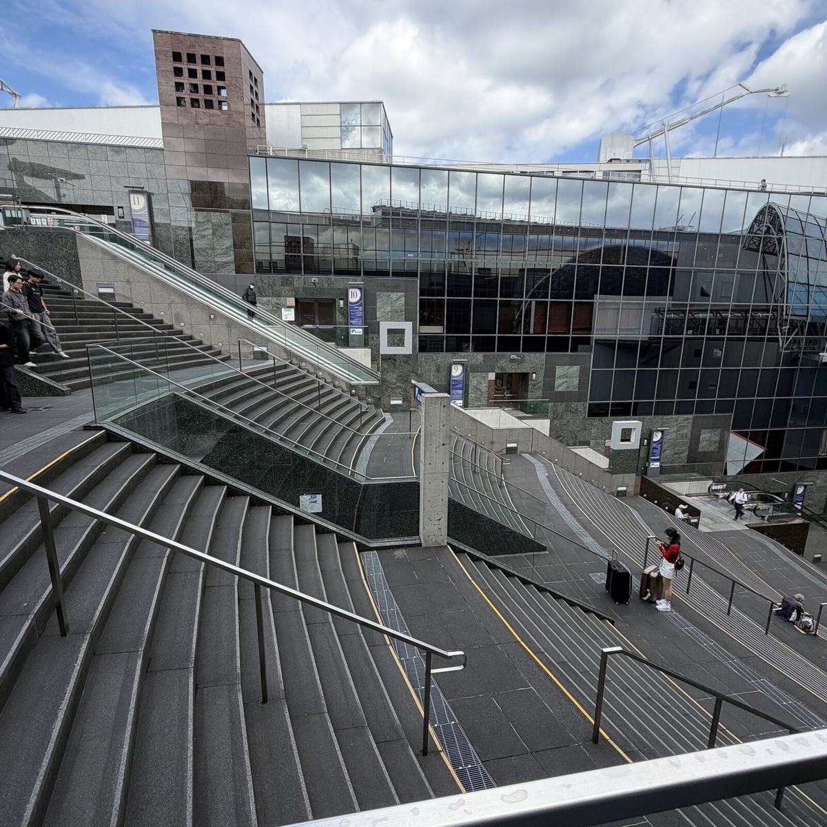 京都拉麺小路を出たところから見下ろす京都駅の大階段