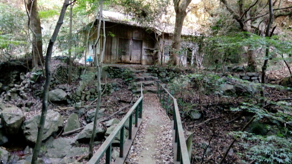 東灘区岡本の八幡谷 謎の木魚の祠 と 崖に佇む道祖神 と 廃墟化した神社 を探訪 兵庫県神戸市東灘区 シマのブログ 東灘区岡本の八幡谷 謎の木魚の祠 と 崖に佇む道祖神 と 廃墟化した神社 を探訪 兵庫県神戸市東灘区 シマのブログ
