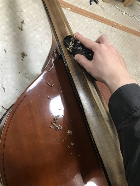 コントラバスの指板削り修理も行っています。 - BASSLAND