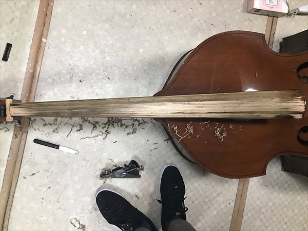 コントラバスの指板削り修理も行っています。 - BASSLAND