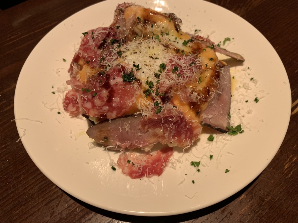 半熟卵と肉まみれポテサラ