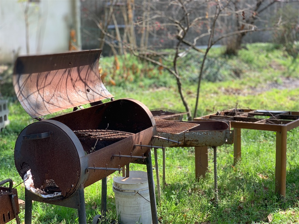 リバーワイルドの店外の庭にある廃れたBBQセット