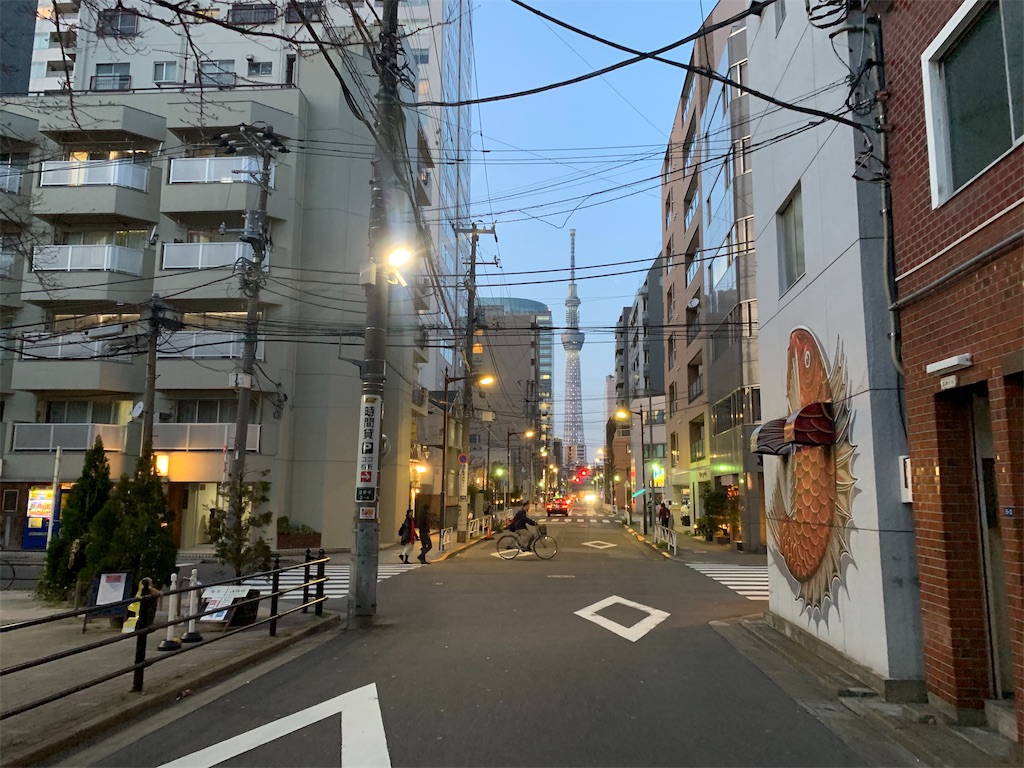 麺魚のお店の外観とスカイツリー