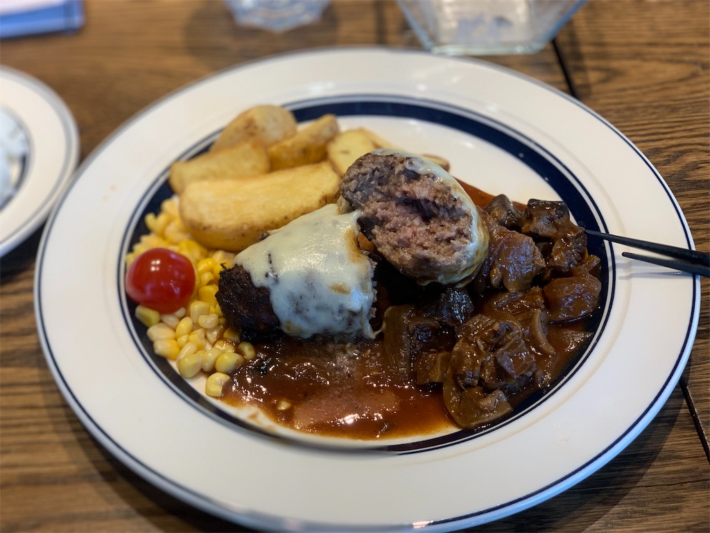 熟成牛ゴルゴンゾーラハンバーグのたっぷりの肉汁