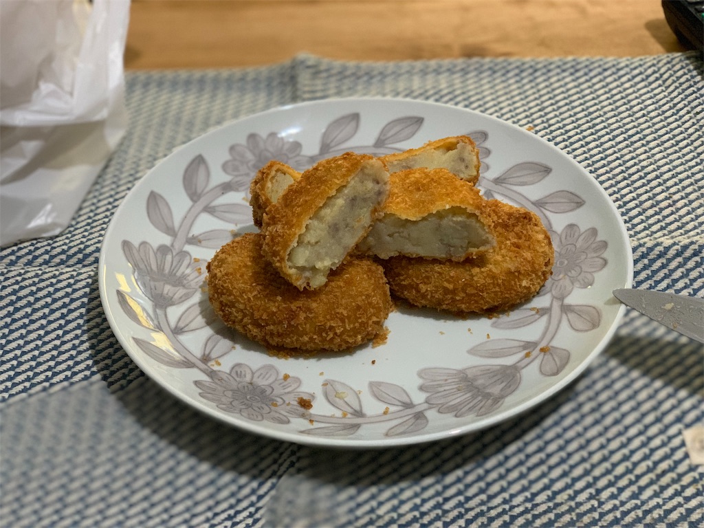 肉の伊藤の揚げたてのコロッケ