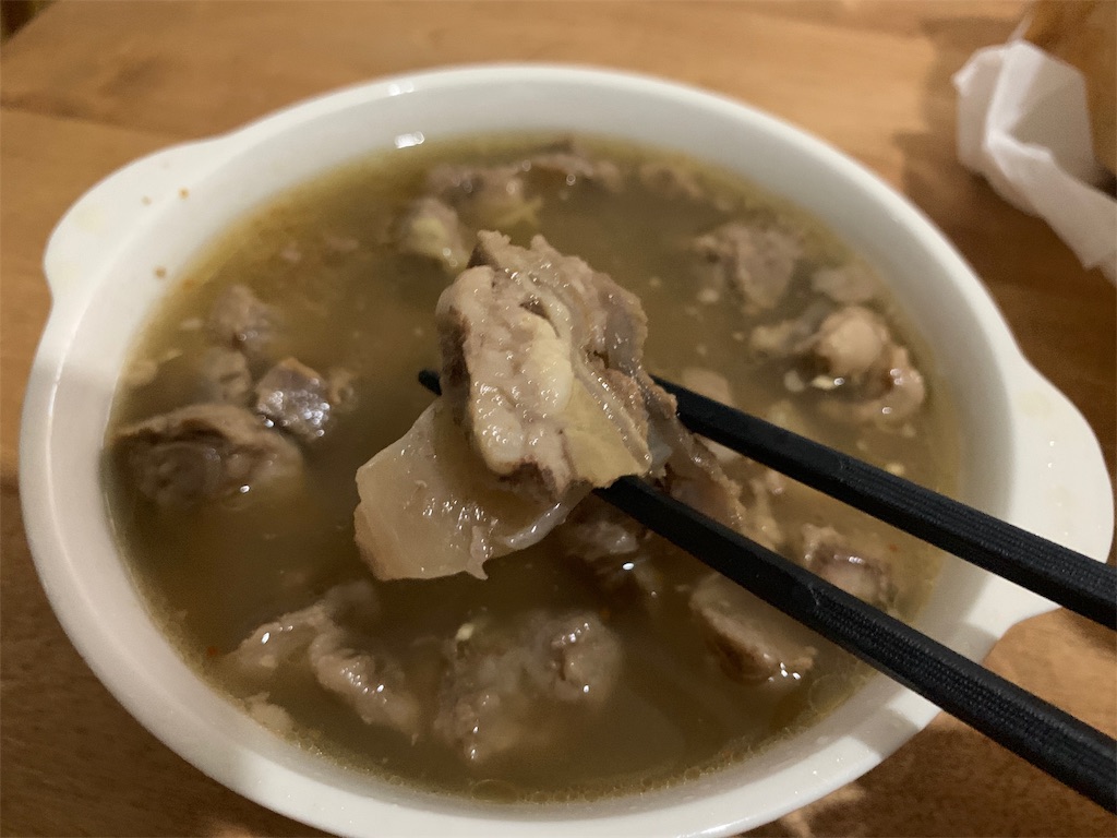 肉の伊藤の牛すじ煮込みを皿に出した写真