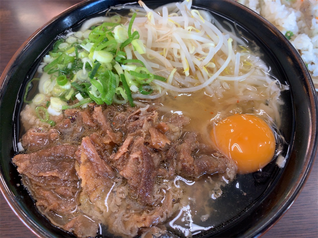 立花うどんの肉玉子もやしうどんのアップの写真