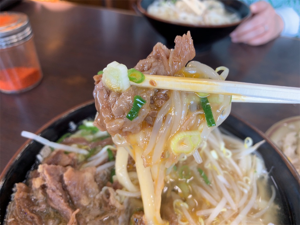 立花うどんの肉玉子もやしうどんのトッピングの写真