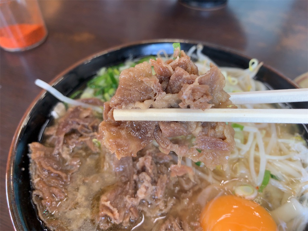 立花うどんの肉玉子もやしうどんの肉の写真
