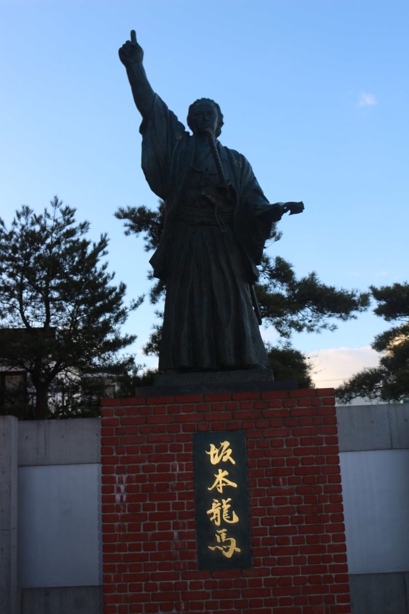 函館の龍馬像