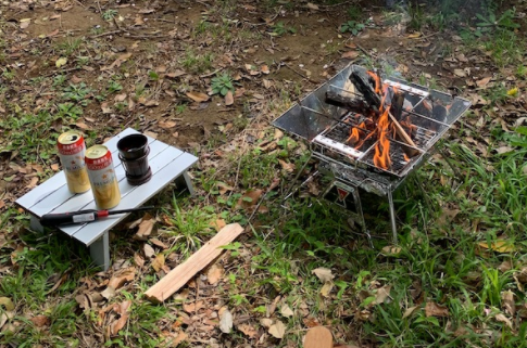 ナチュラルモザイクミニテーブル（コールマン）とアルミロールテーブル