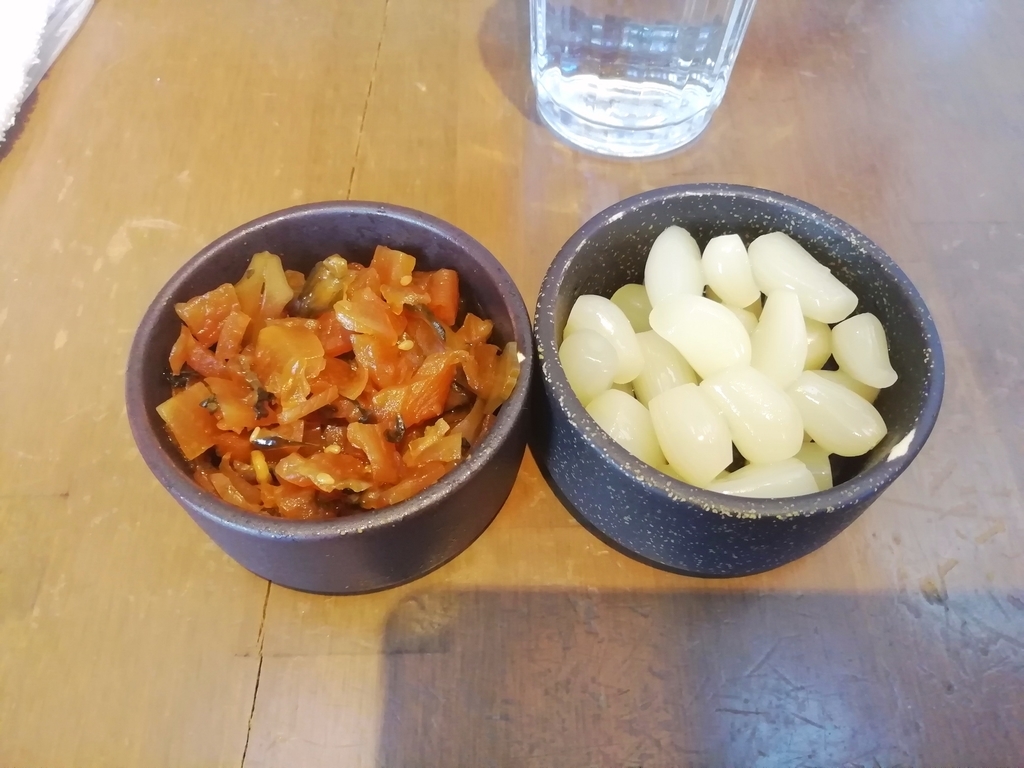 備え付けのらっきょうと福神漬け。