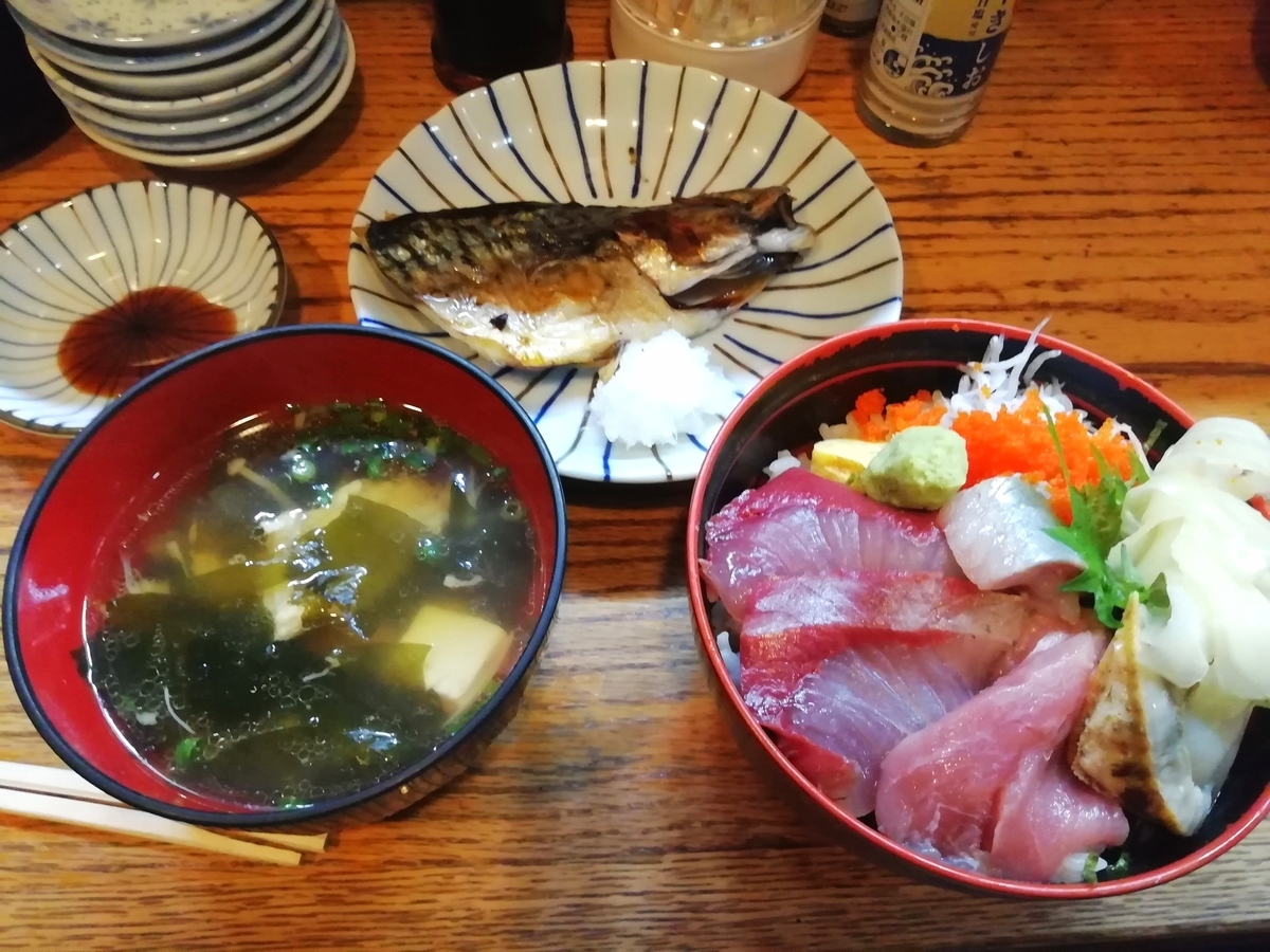 海鮮丼＋焼き魚（鯖） 汁物つき　800円