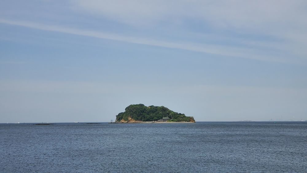 うみかぜ公園から見た猿島