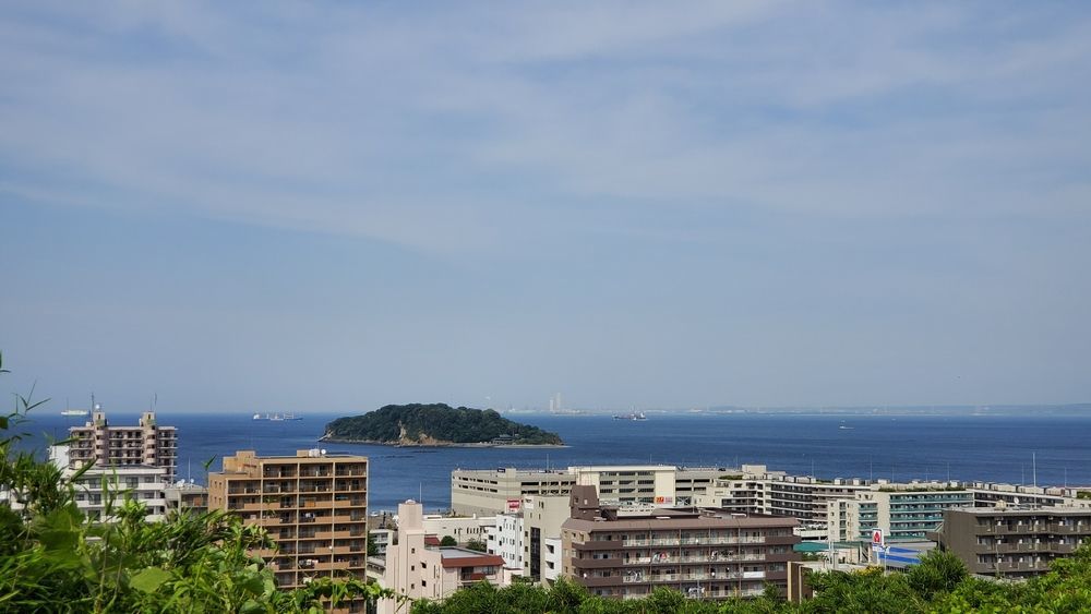 中央公園から見た猿島や横須賀の街