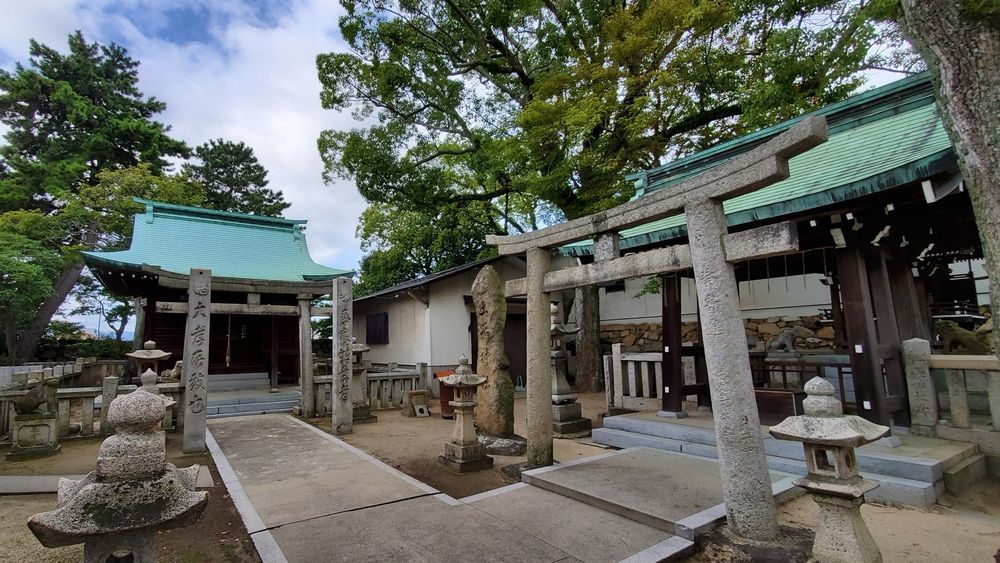 境内社の麁香神社と土居神社