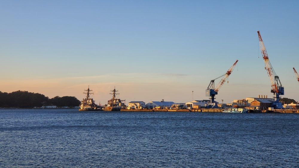 ヴェルニー公園から見た米軍横須賀基地