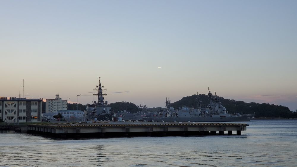 ヴェルニー公園から見た海上自衛隊横須賀基地