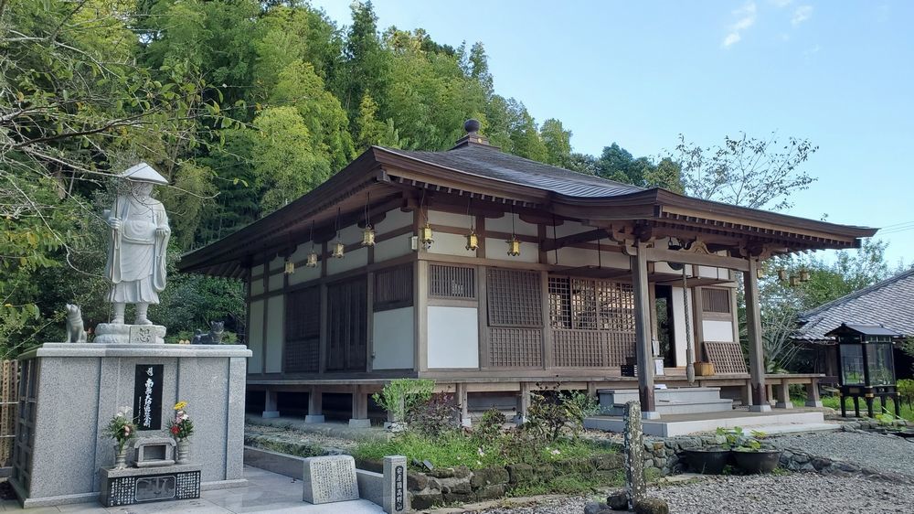 妙音院・本堂と弘法大師像