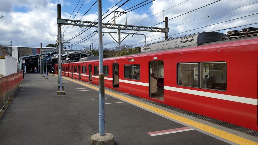 三崎口駅ホームと赤い列車