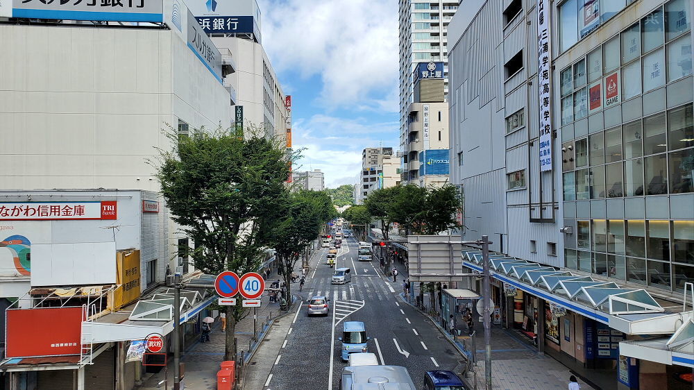 横須賀中央駅・Yデッキから見た中央大通り