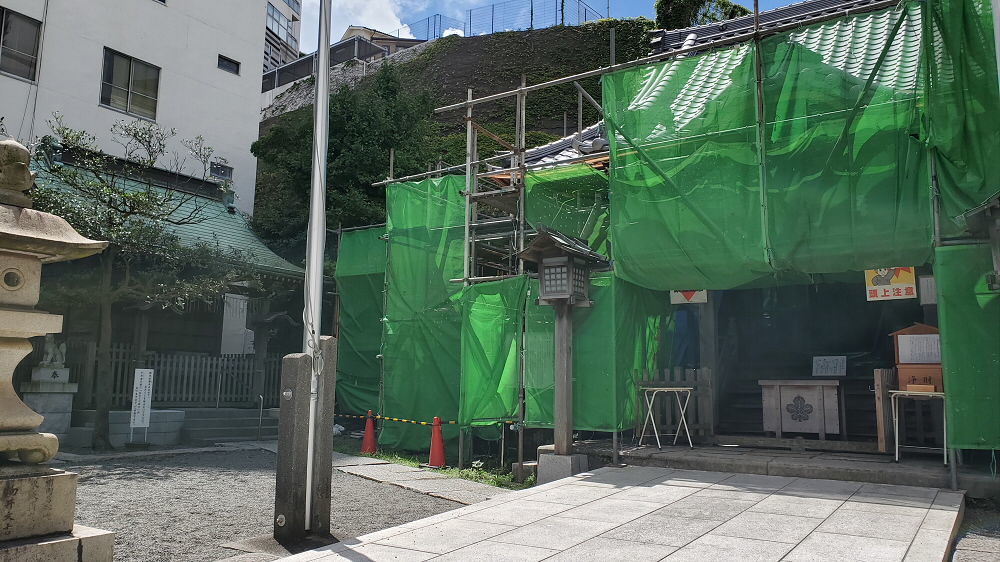 横須賀諏訪神社・拝殿と境内社