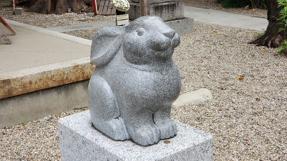 三輪神社 ウサギの像