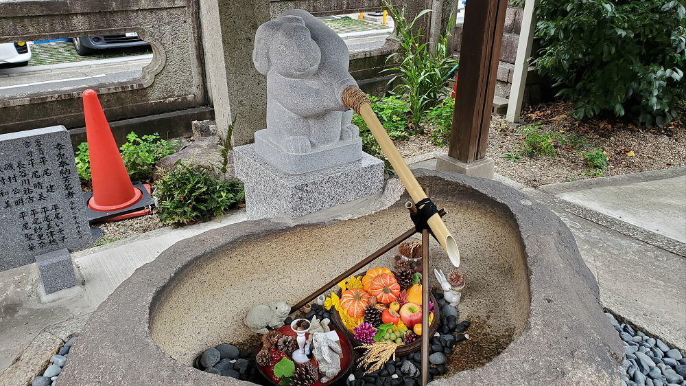 三輪神社 ウサギの像