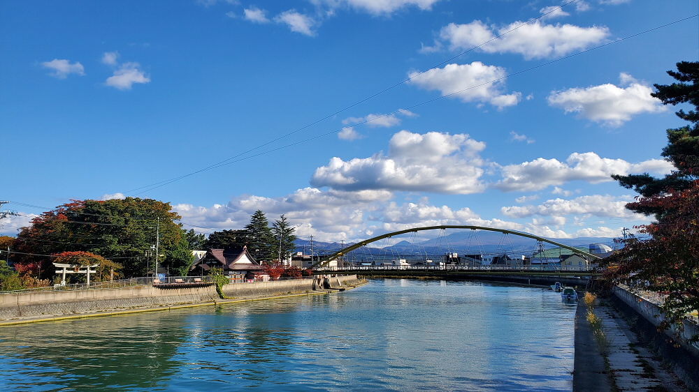 堤川と松園橋