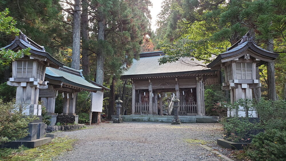 真山神社 境内入口