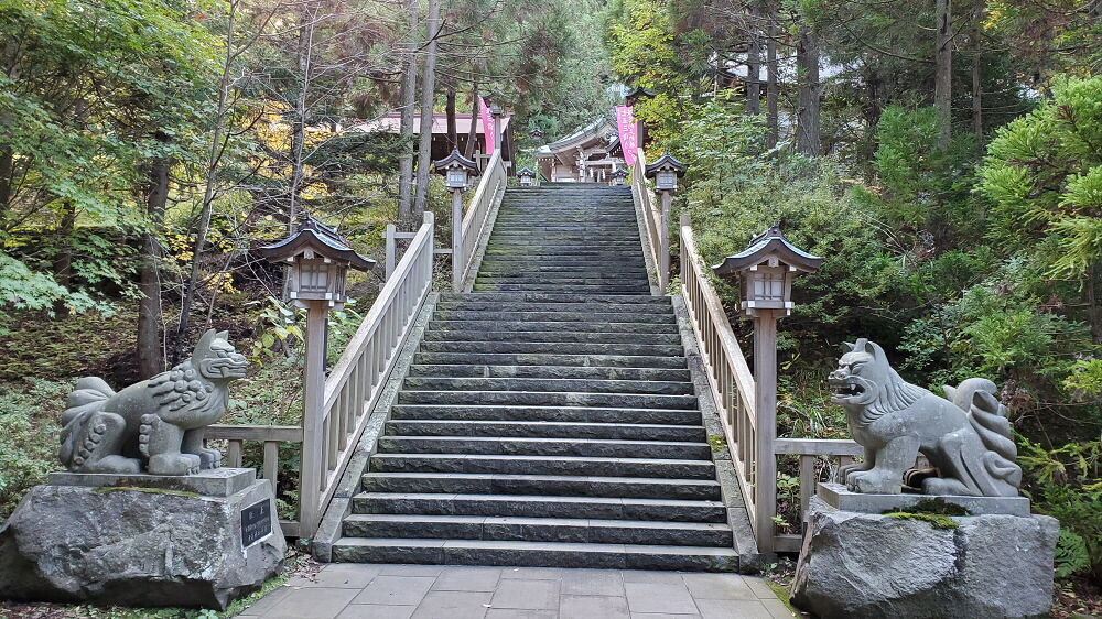 真山神社 石段と狛犬