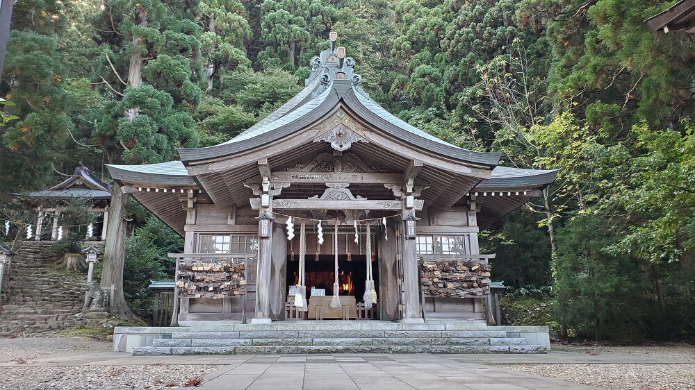 真山神社 拝殿