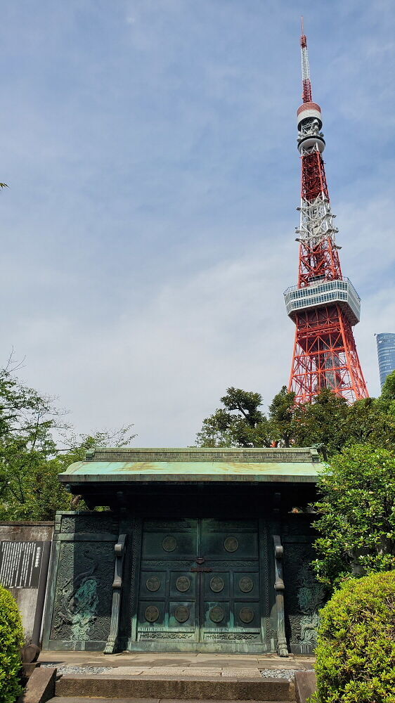 増上寺 徳川将軍家墓所と東京タワー