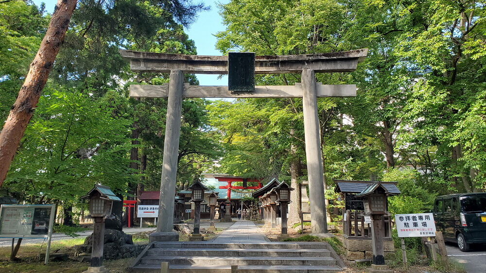 蚕養国神社 一の鳥居