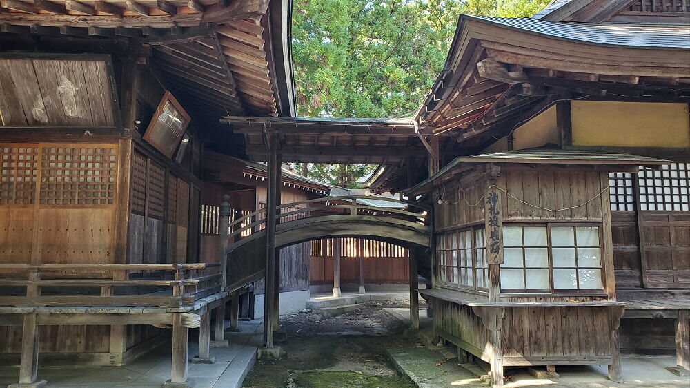 蚕養国神社 アーチ型の廊下