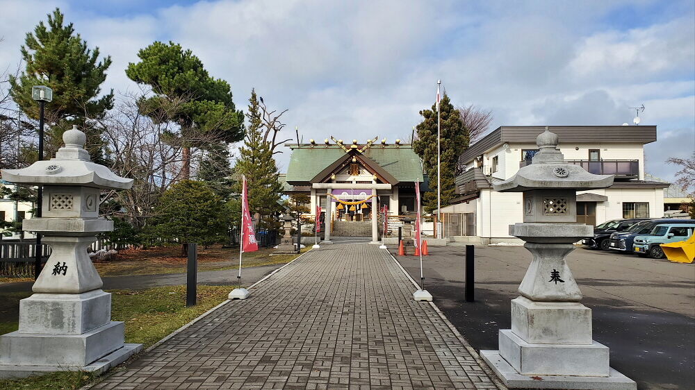 烈々布神社 参道と社殿