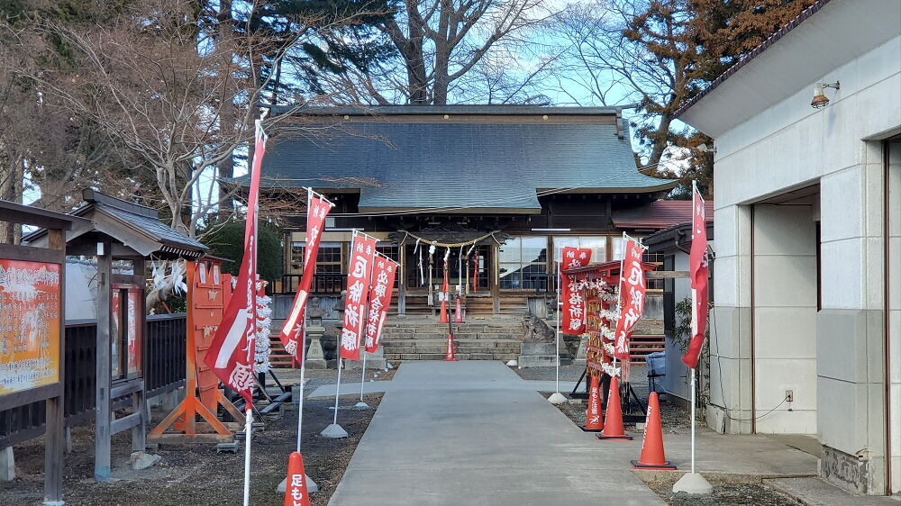 法霊山龗神社 参道と社殿