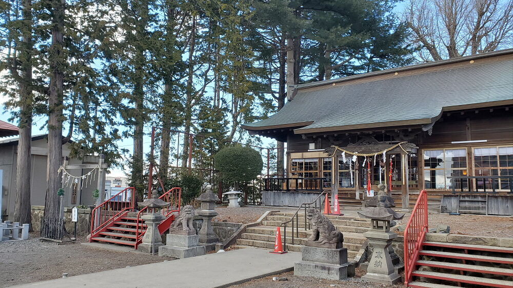 法霊山龗神社 社殿と狛犬
