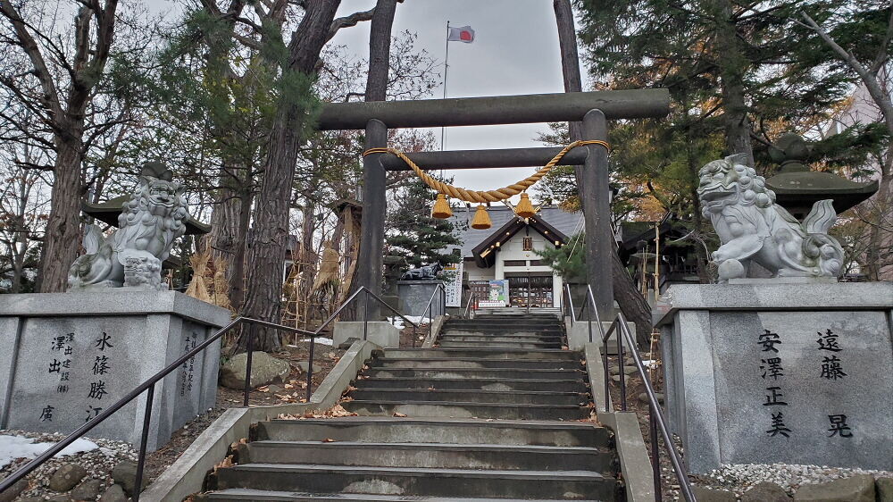 手稲神社 第二鳥居と狛犬