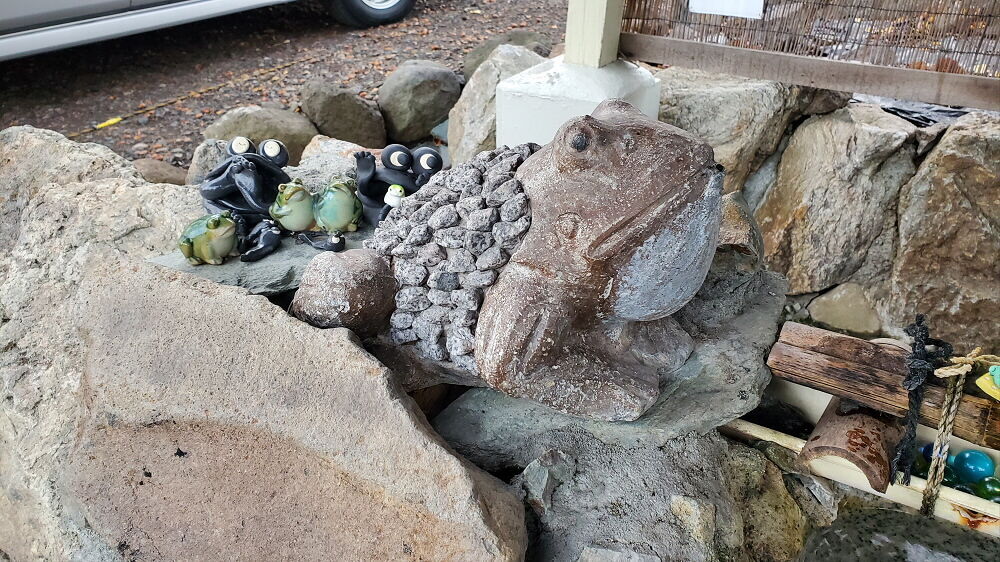 星置神社 手水舎・カエル