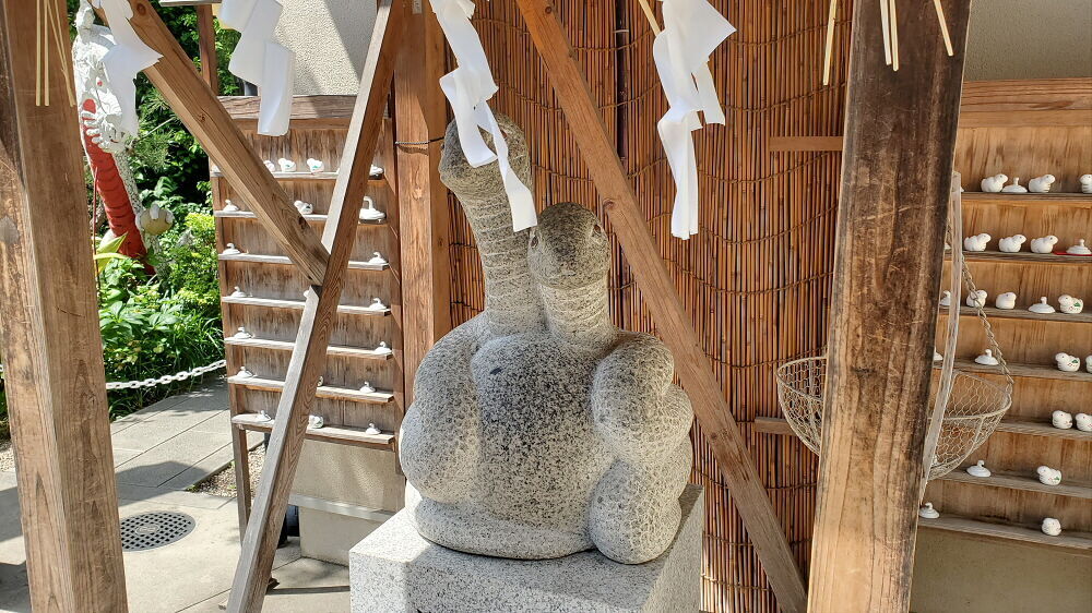 蛇窪神社 撫で白蛇