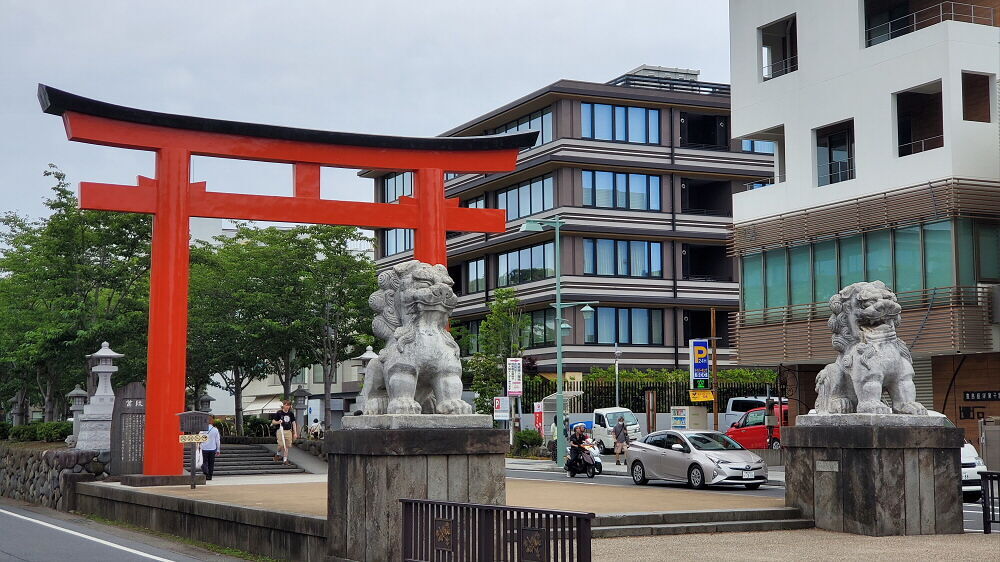 鶴岡八幡宮 二の鳥居と狛犬