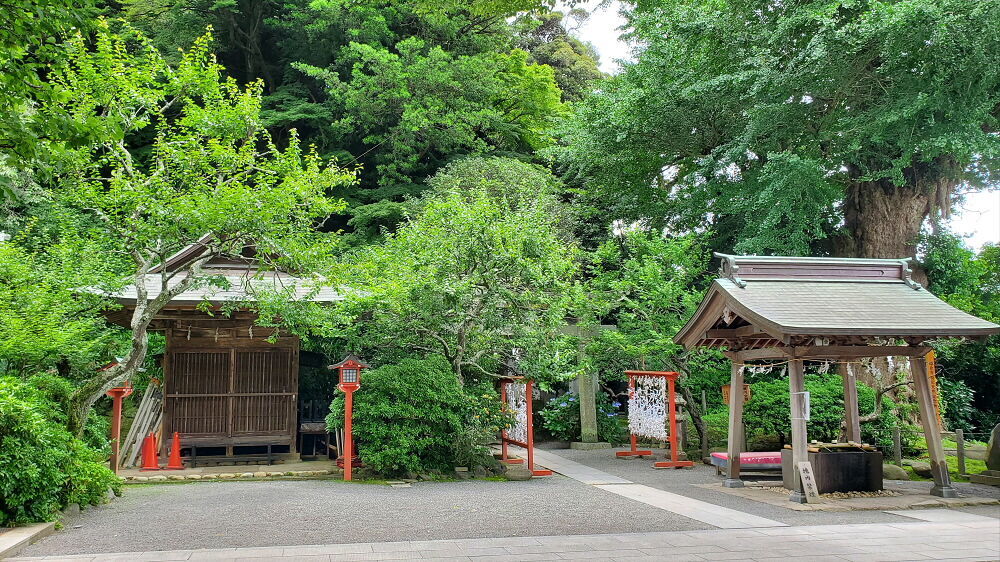 荏柄天神社 神輿庫と手水舎