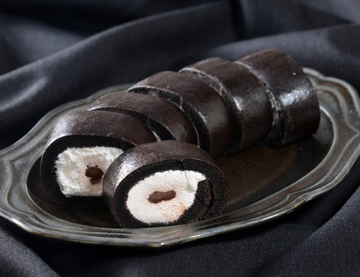 ローソンから「【黒い】もち食感ロール ミルク＆チョコ」が新登場