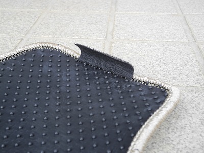 ハイエース フロアマットのずれが気になる ちょいと工夫して解決できた しんこのブログ