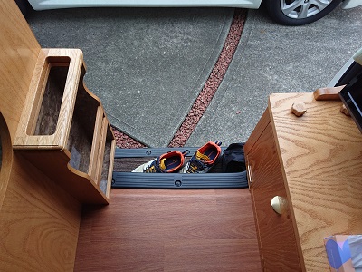 ハイエース キャンピングカー 下駄箱に靴べら取付作戦 - しんこのブログ