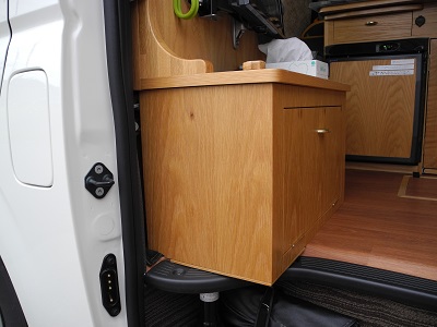 ハイエース キャンピングカー 下駄箱に靴べら取付作戦 - しんこのブログ